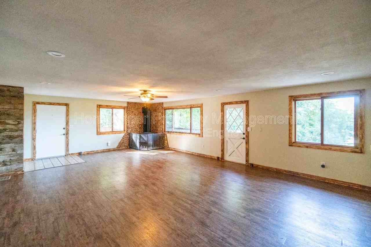 1407 W Spring Ln - Photo 6 of 30
