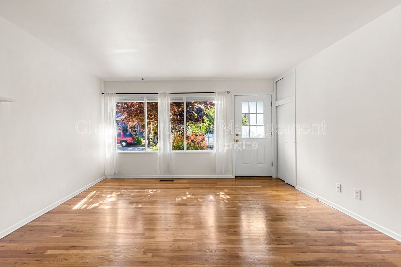 7676 N Mississippi Ave - Photo 3 of 19