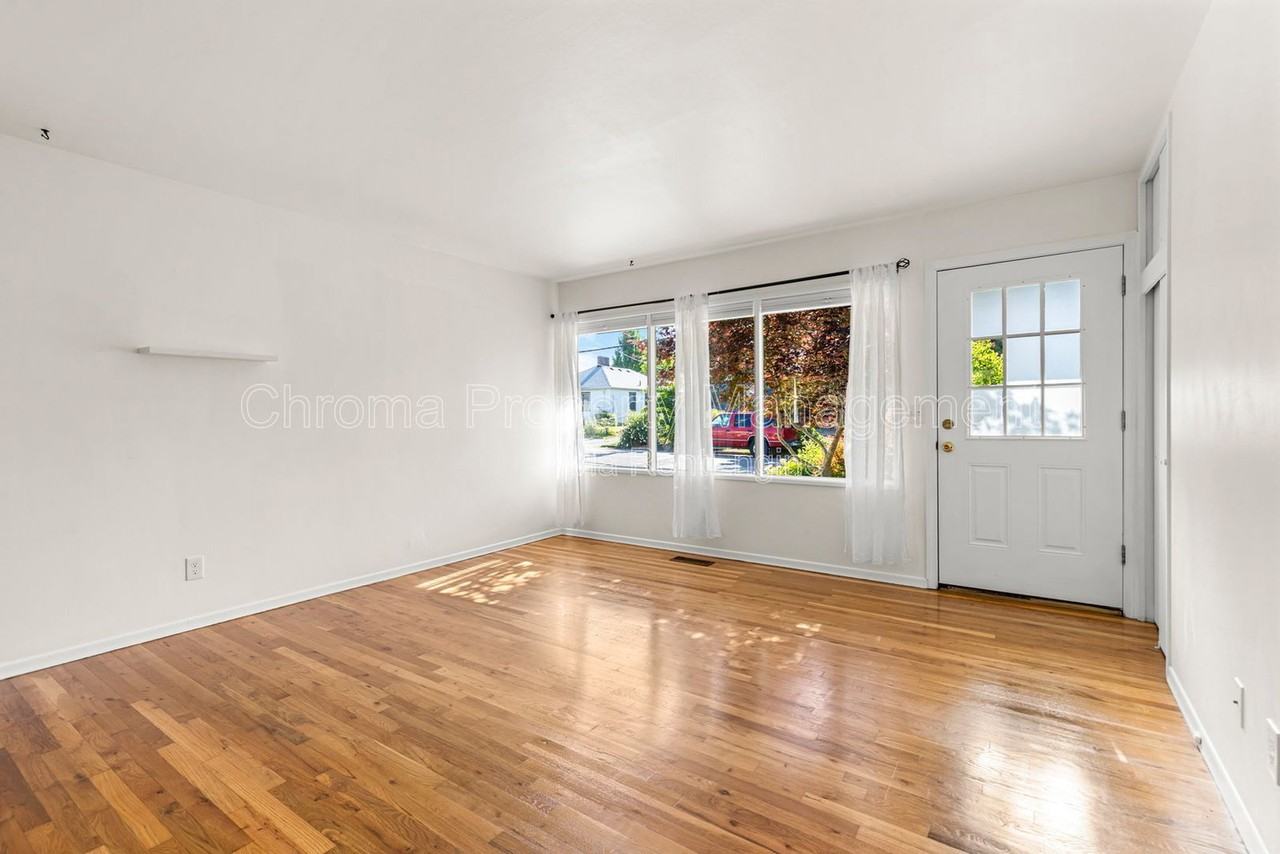 7676 N Mississippi Ave - Photo 4 of 19