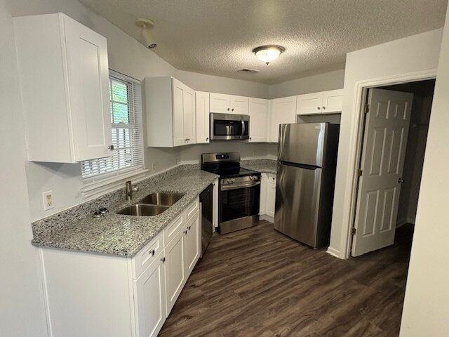 2511 Bluff View Ct #B - Photo 3 of 18