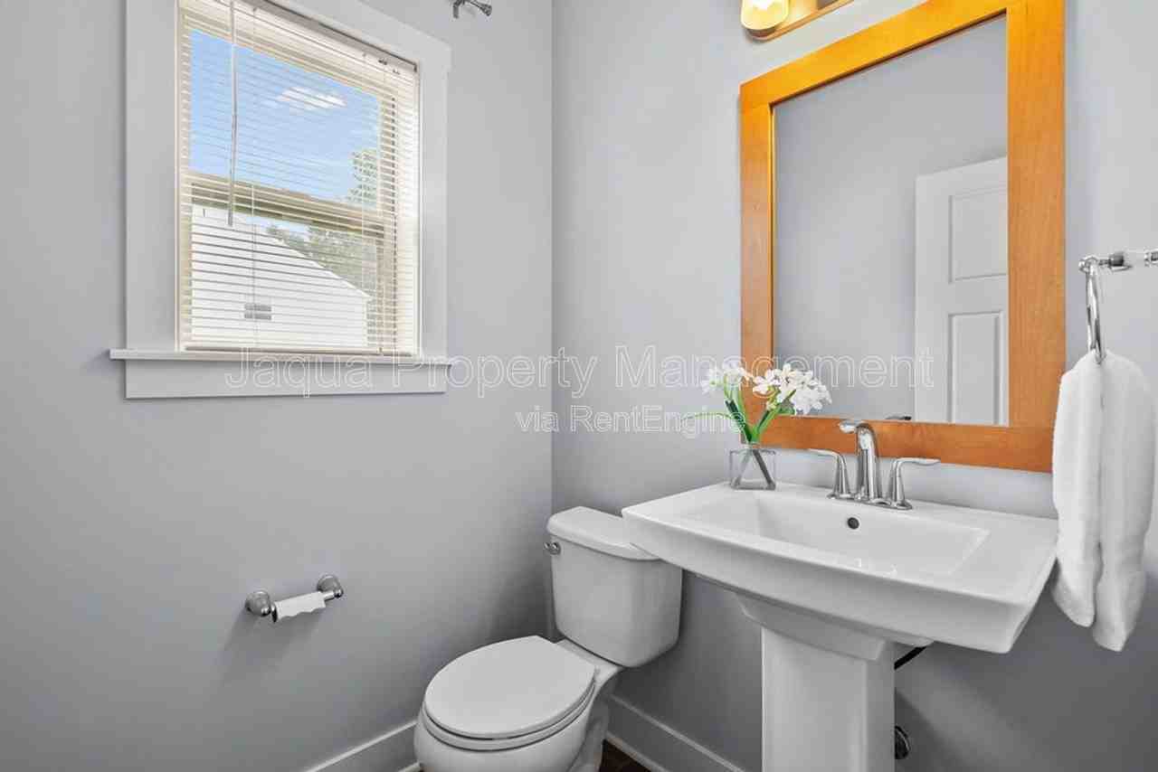 5661 Attleberry Ave - Photo 5 of 32