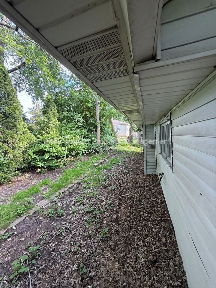 122 N Hamilton St - Photo 3 of 12