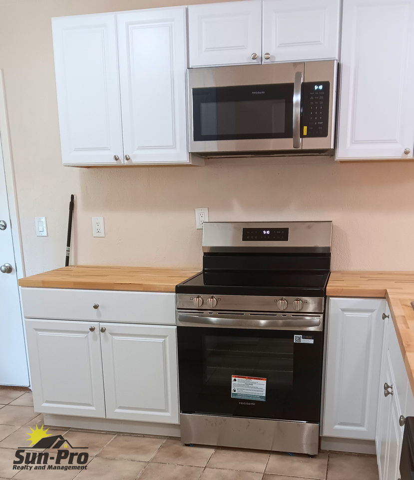 1032 W Samms Ave - Photo 2 of 12