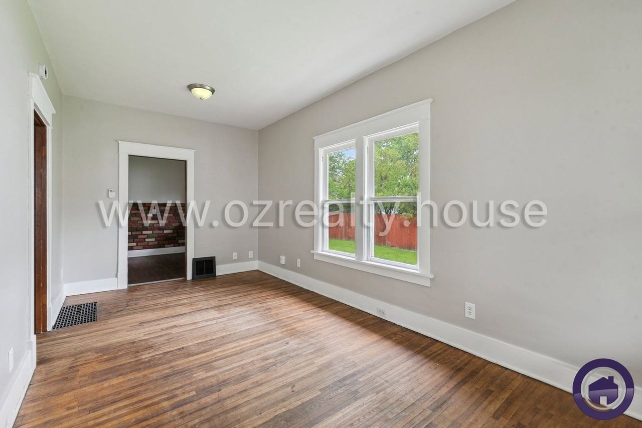 2027 Berkshire Pl - Photo 4 of 15