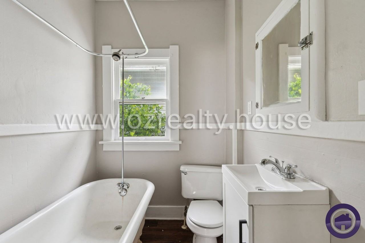 2027 Berkshire Pl - Photo 6 of 15