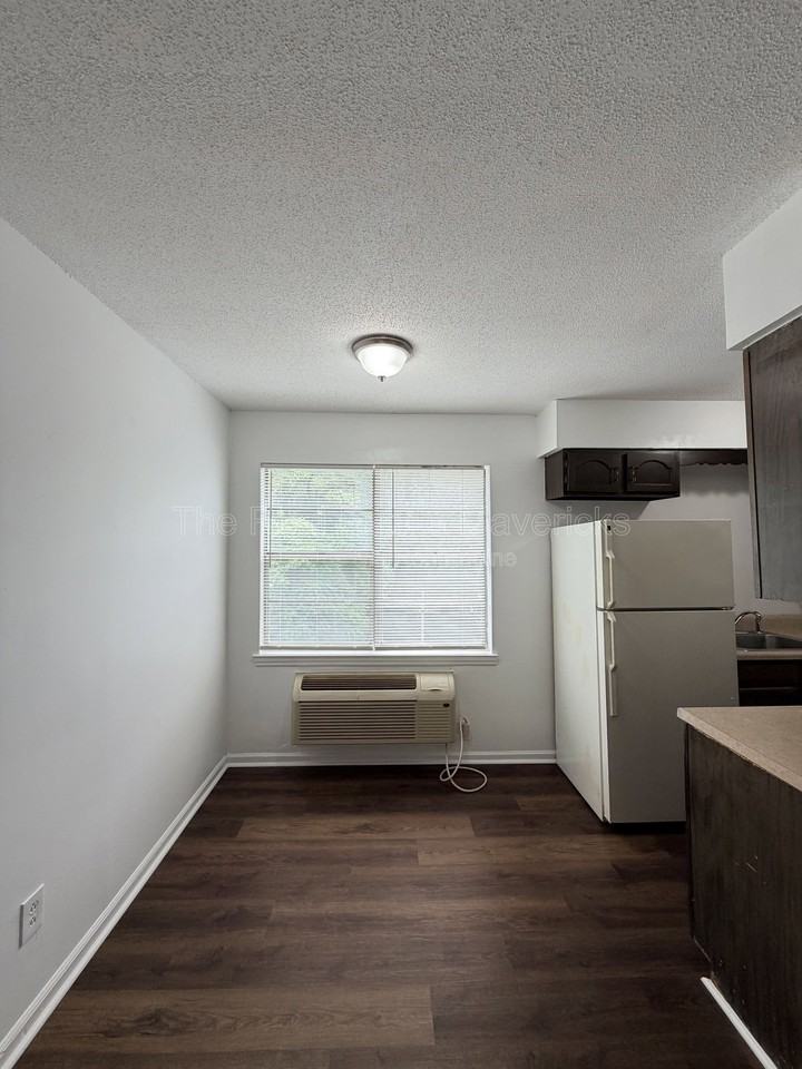 925 Shallowford Rd #9 - Photo 3 of 12