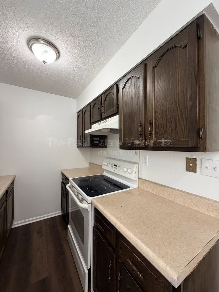 925 Shallowford Rd #9 - Photo 5 of 12