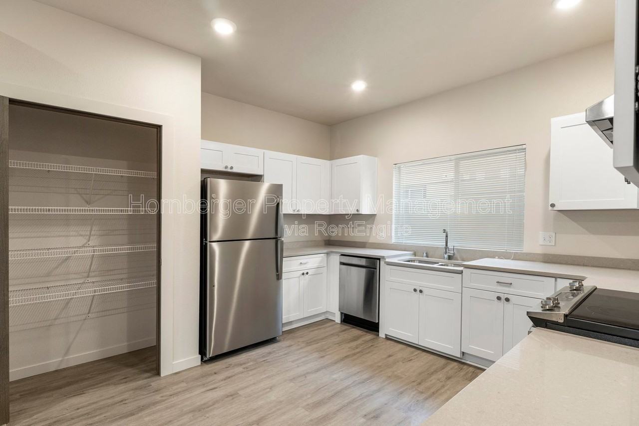 6020 N Astor St #1 - Photo 3 of 15