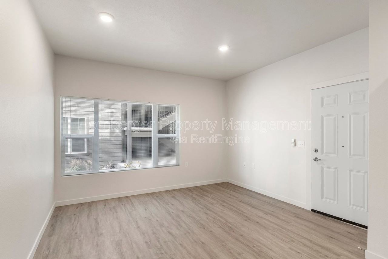6020 N Astor St #1 - Photo 5 of 15