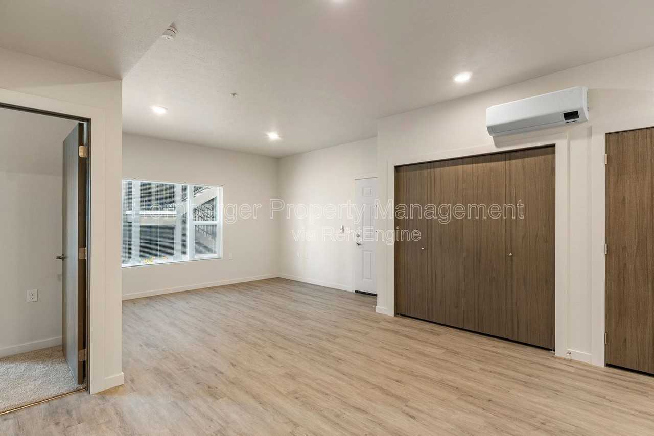6020 N Astor St #1 - Photo 6 of 15