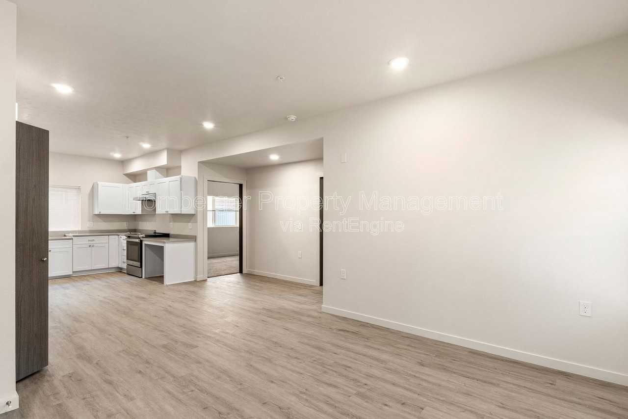 6020 N Astor St #1 - Photo 7 of 15