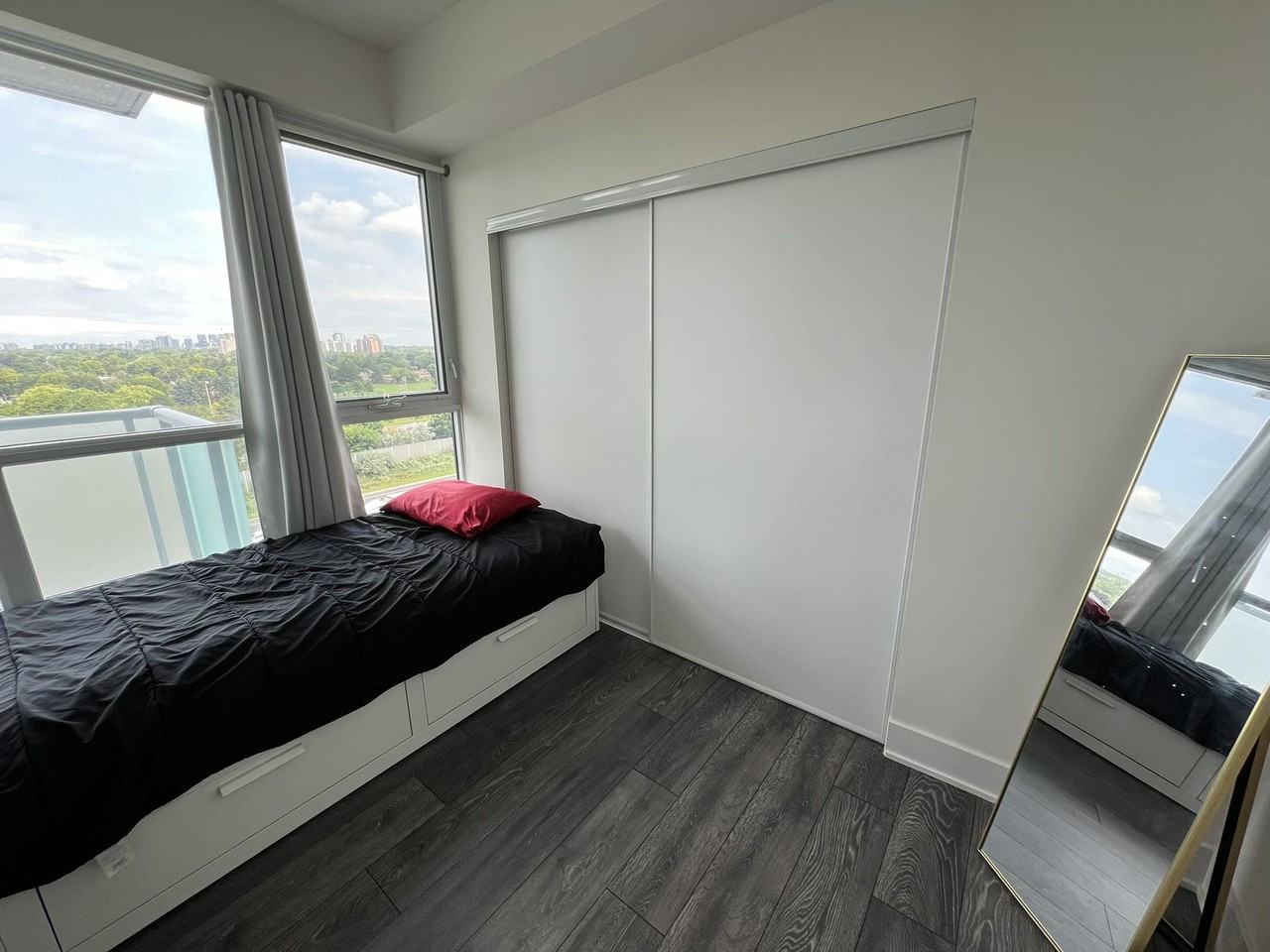 188 Fairview Mall Drive - Photo 3 of 20