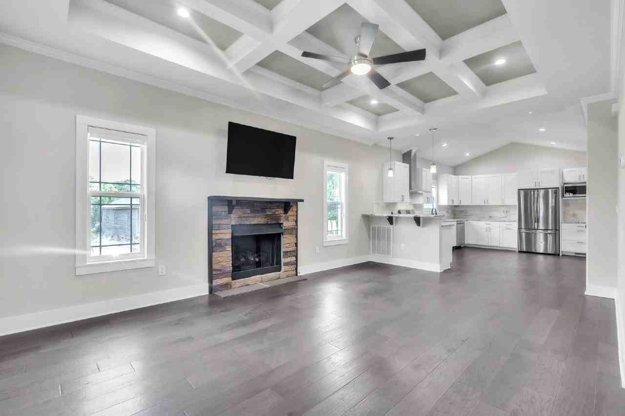 410 Gower St - Photo 3 of 32