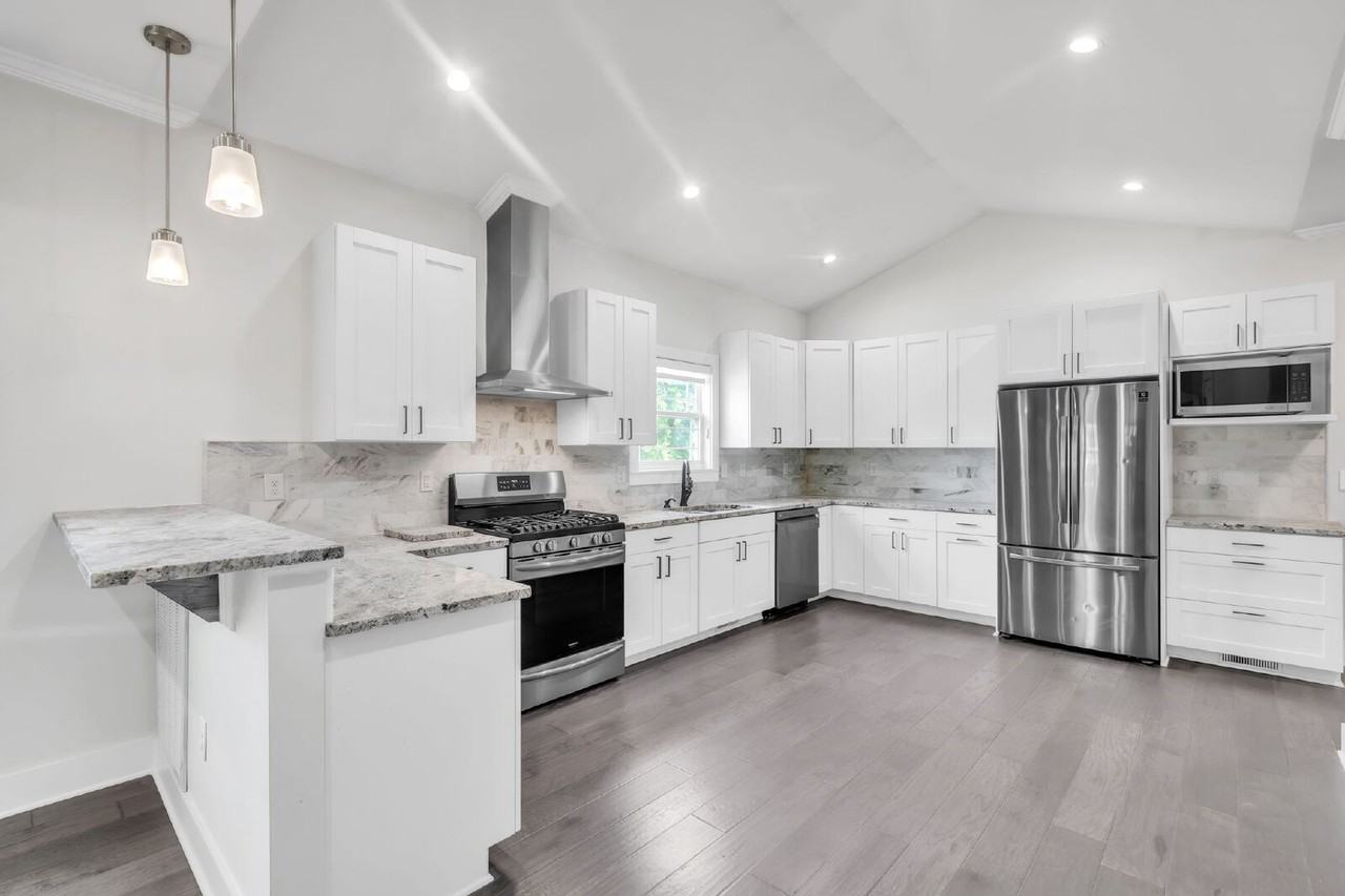 410 Gower St - Photo 7 of 32