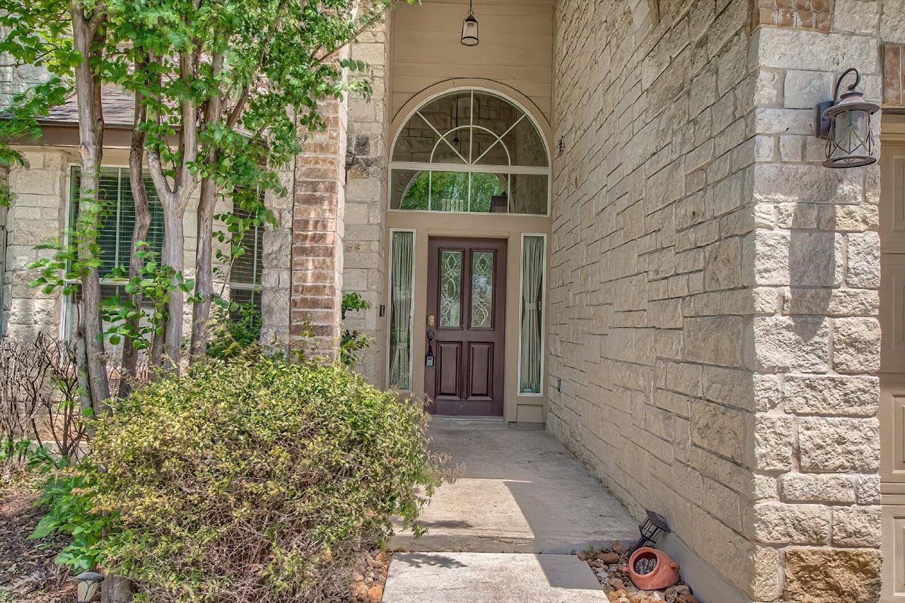 914 Armour Dr - Photo 2 of 32
