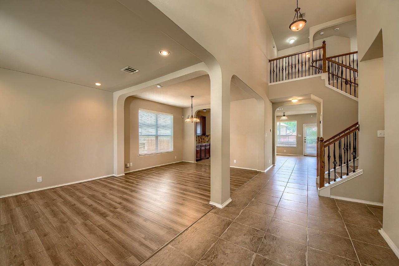 914 Armour Dr - Photo 3 of 32