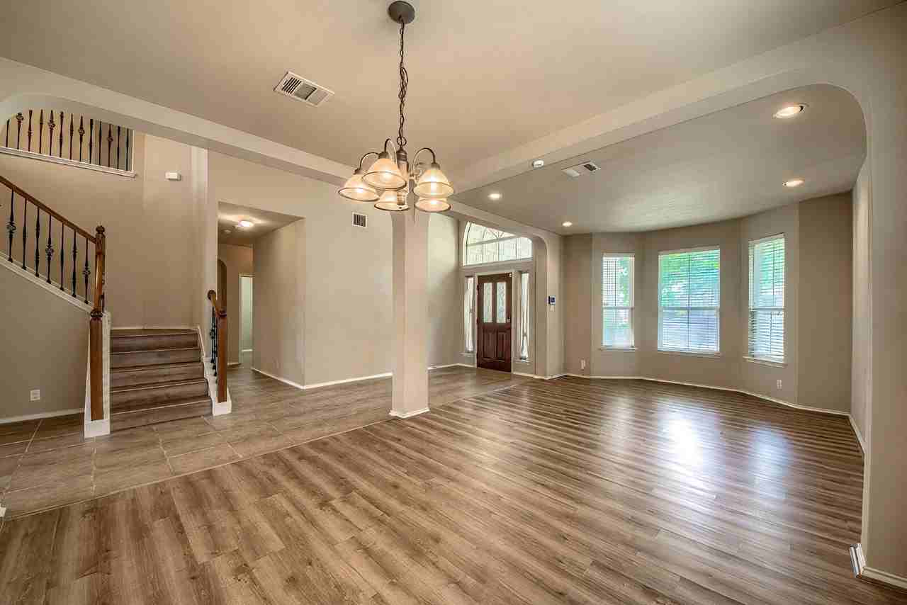 914 Armour Dr - Photo 4 of 32