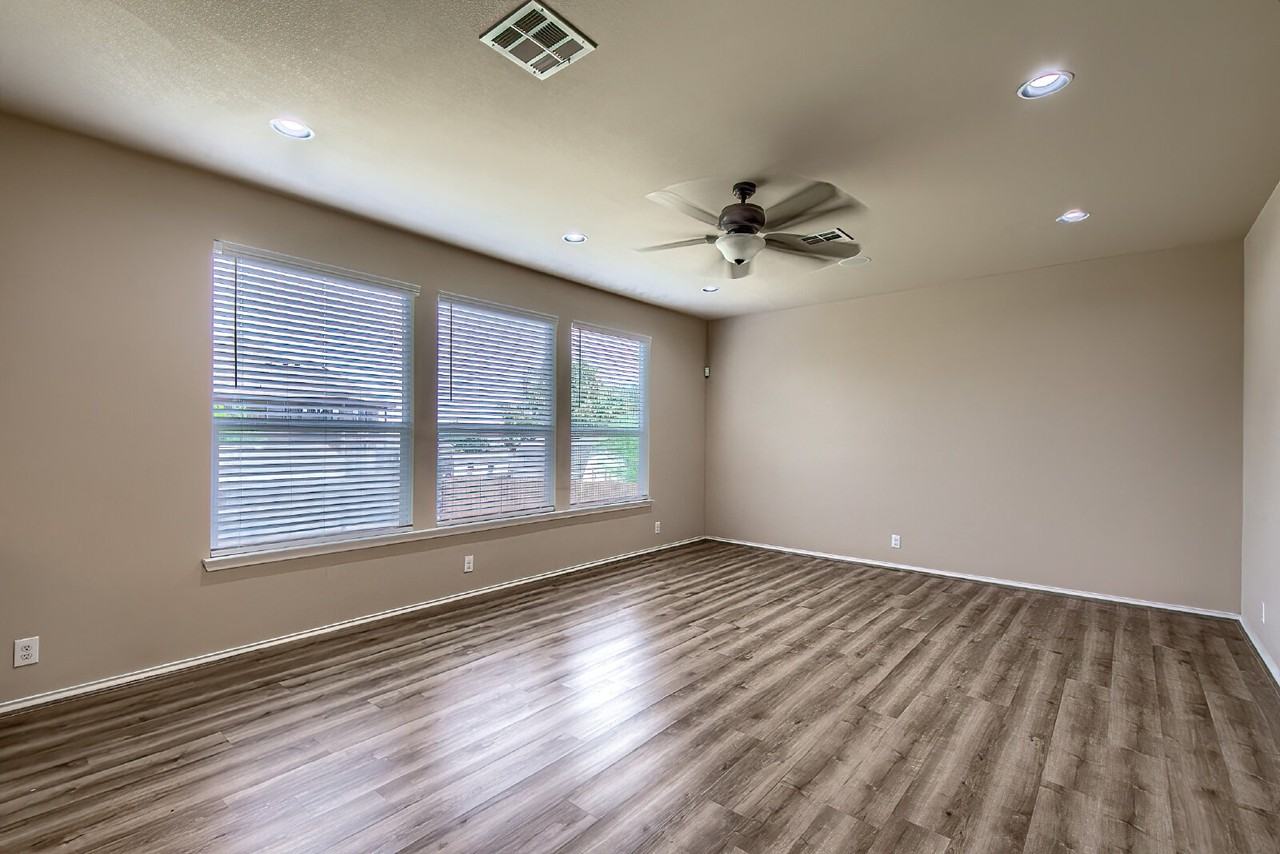 914 Armour Dr - Photo 5 of 32