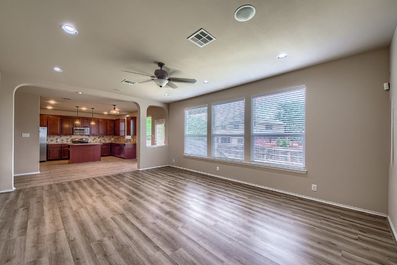 914 Armour Dr - Photo 6 of 32
