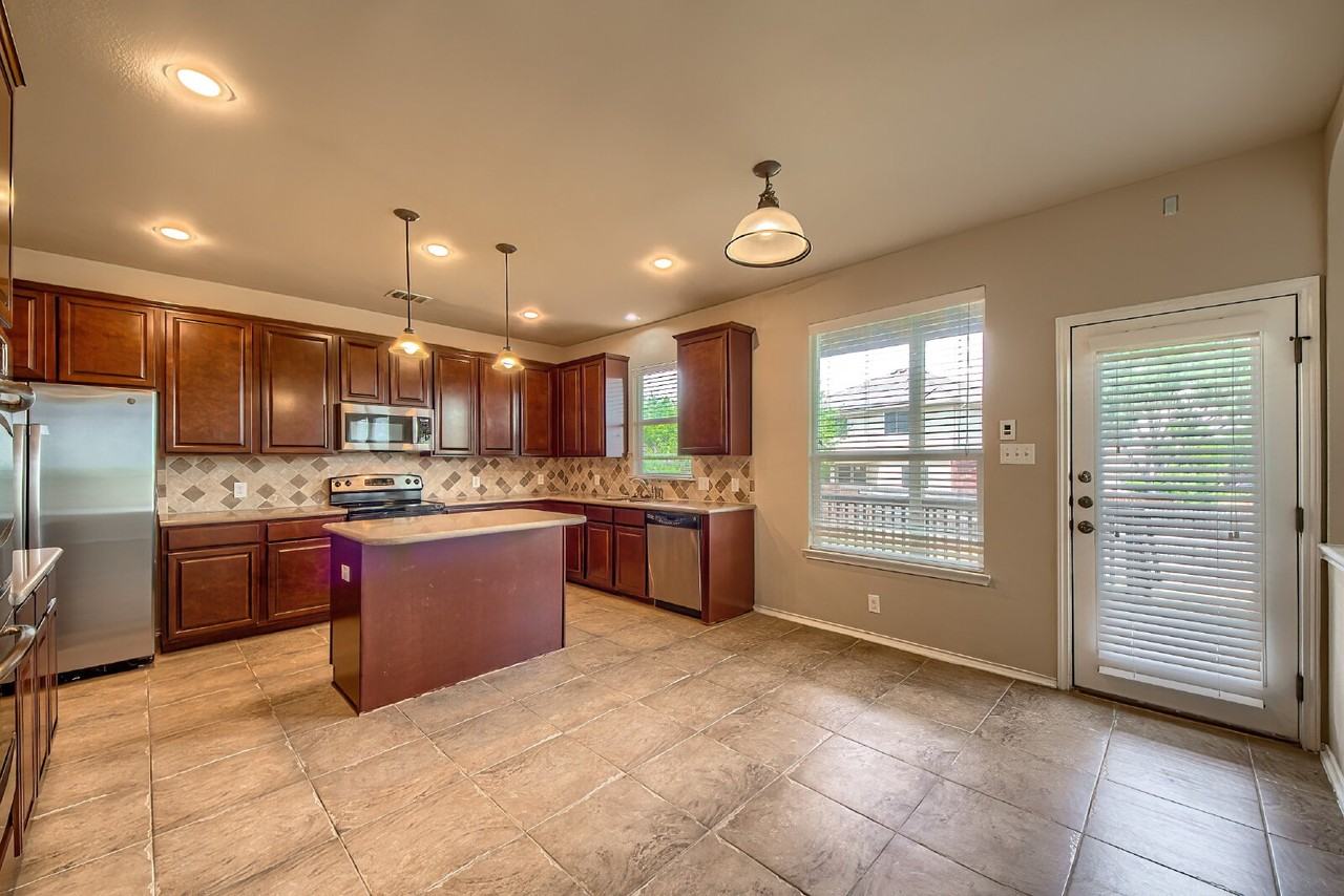 914 Armour Dr - Photo 7 of 32
