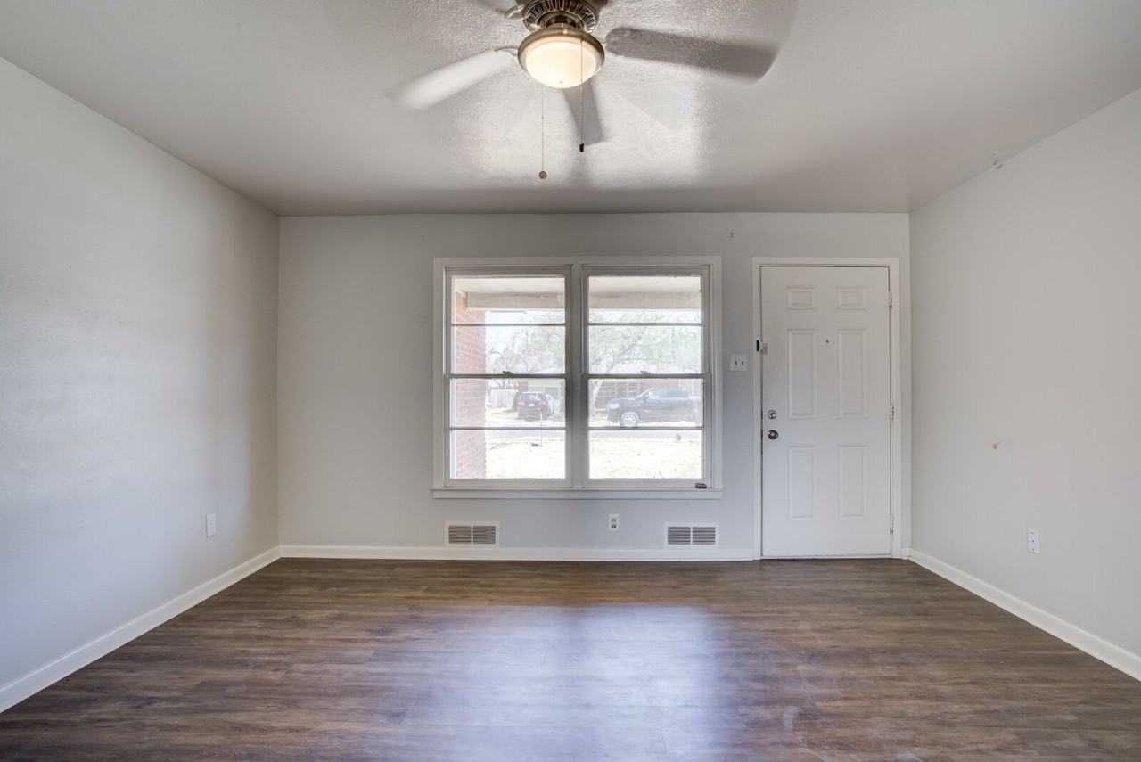 3011 44th St - Photo 3 of 19