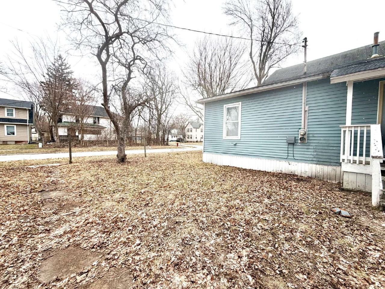 627 N Webster St - Photo 4 of 17