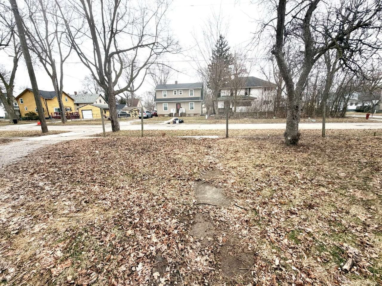 627 N Webster St - Photo 5 of 17