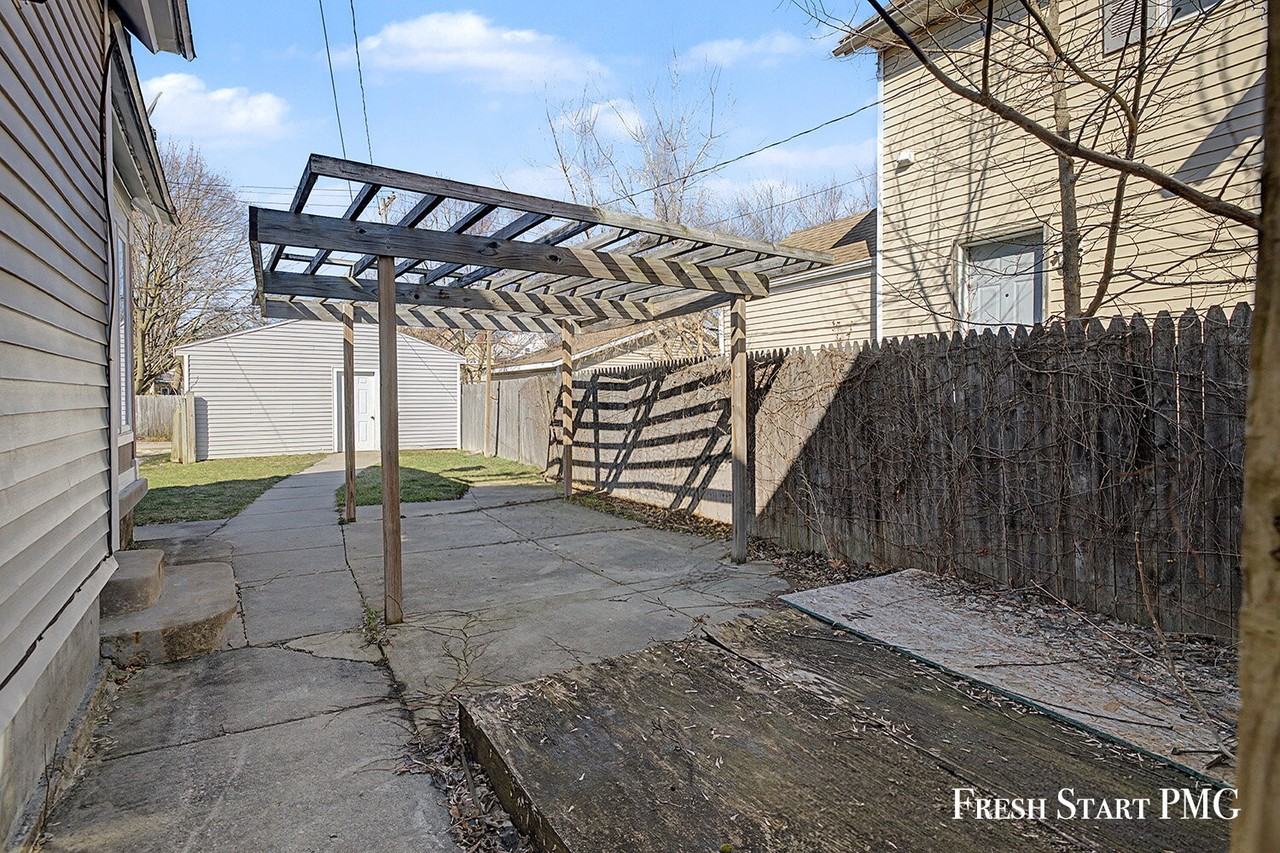 1113 Alpine Ave Nw - Photo 5 of 36