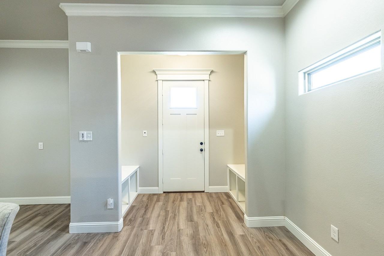 912 N Fulton Ave - Photo 3 of 18