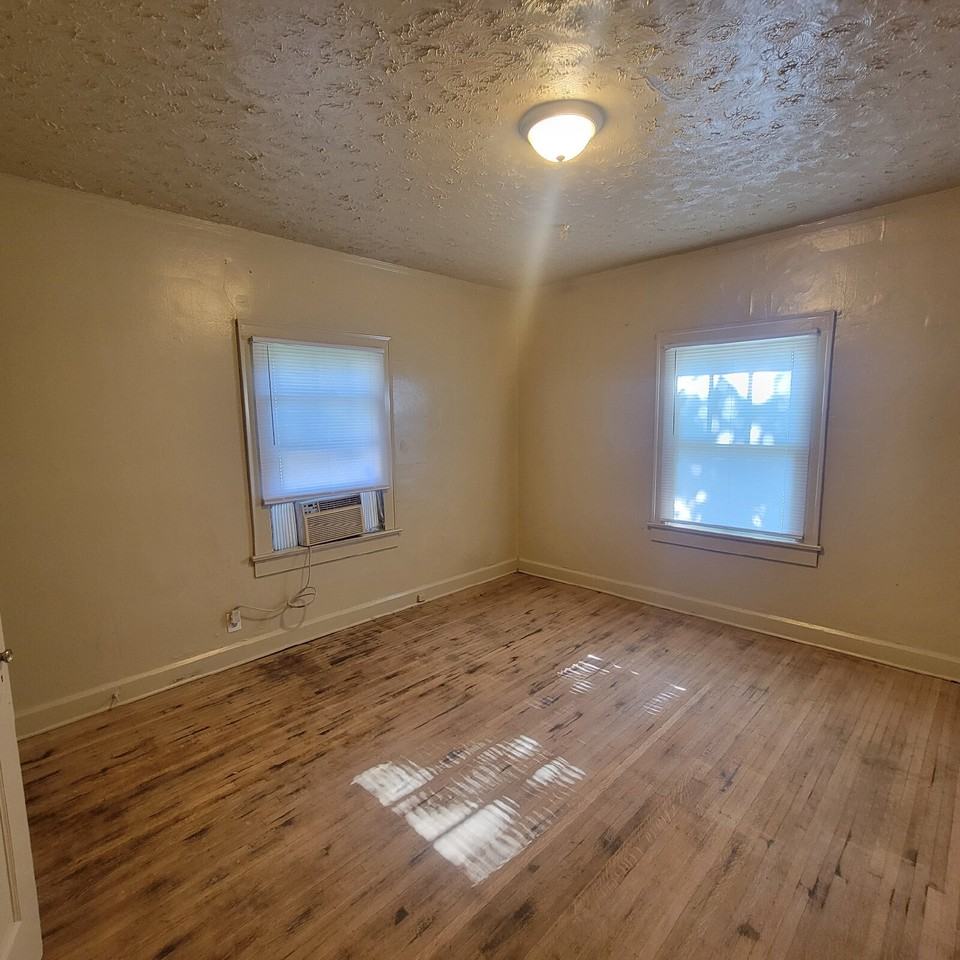 3929 N Kenwood Ave - Photo 3 of 8
