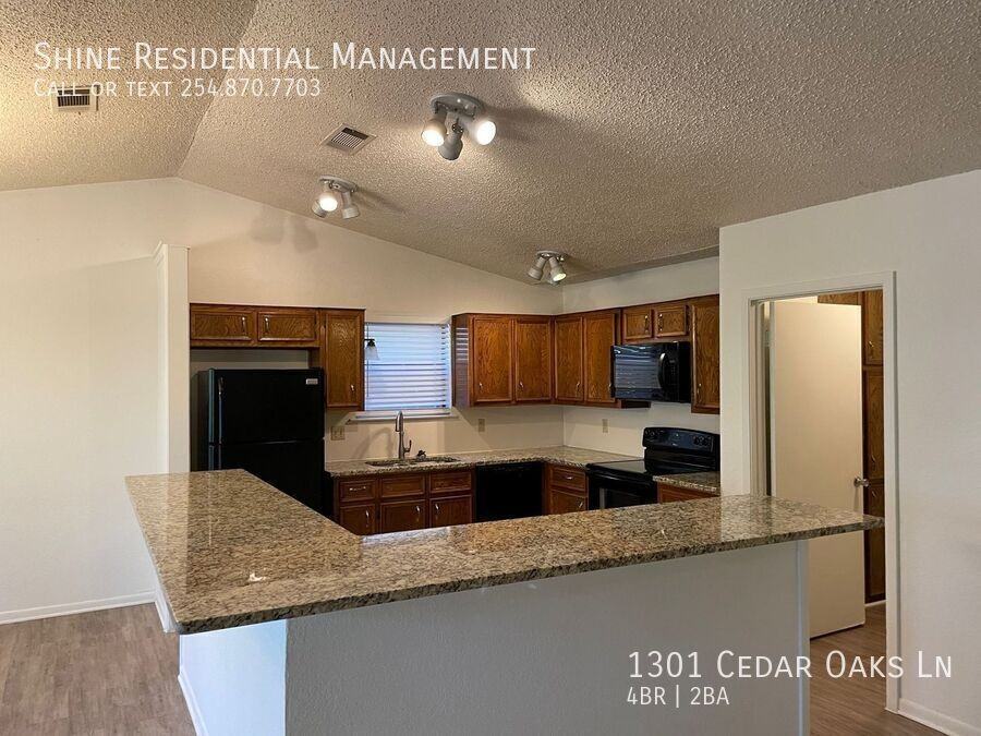 1301 Cedar Oaks Ln - Photo 3 of 7