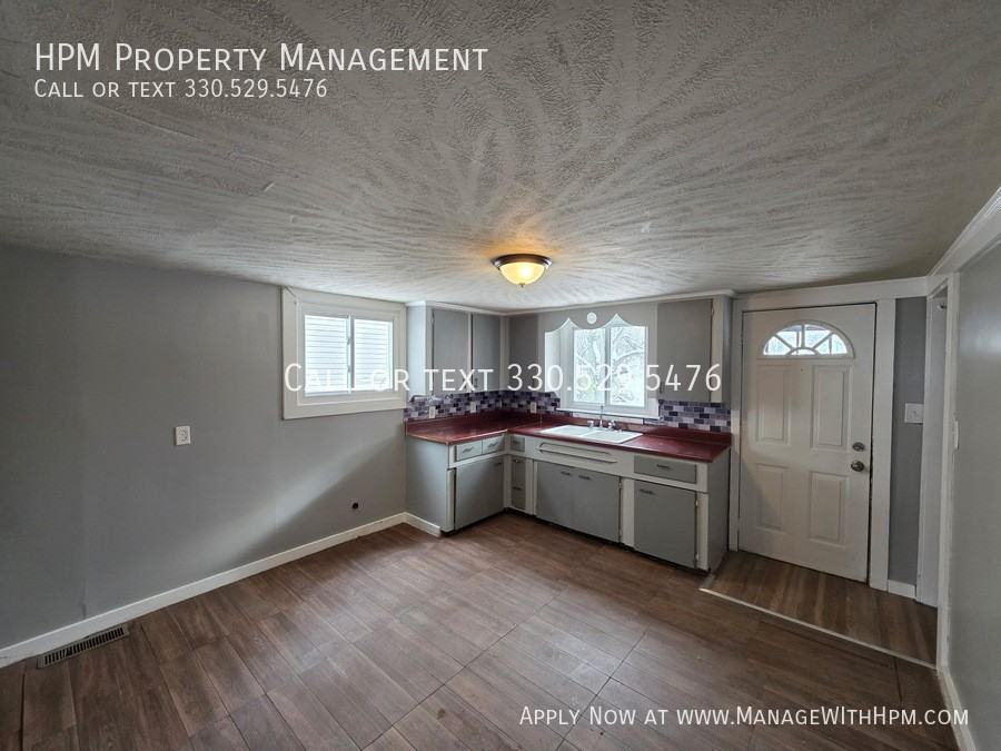 111 Maple Ave Se - Photo 4 of 9