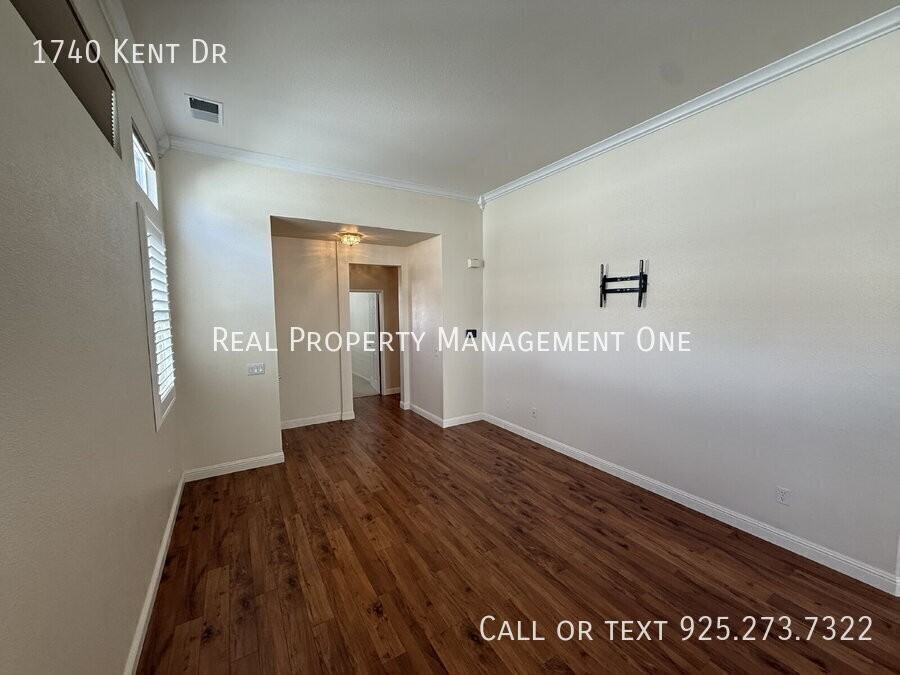 1740 Kent Dr - Photo 5 of 26