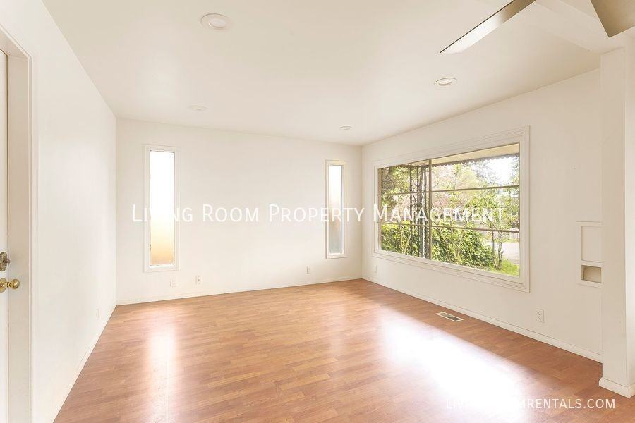 4642 Ne Emerson St - Photo 3 of 16