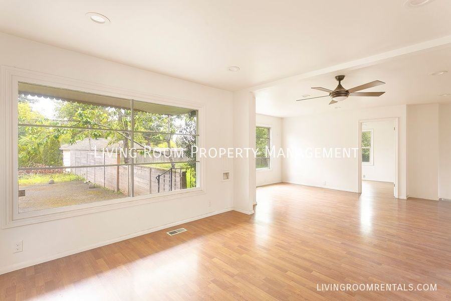 4642 Ne Emerson St - Photo 5 of 16
