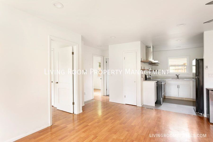 4642 Ne Emerson St - Photo 7 of 16