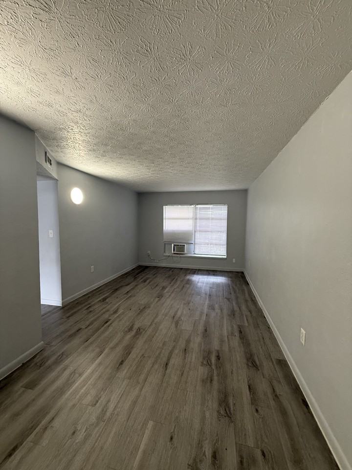 922 E Brownlee St - Photo 2 of 14