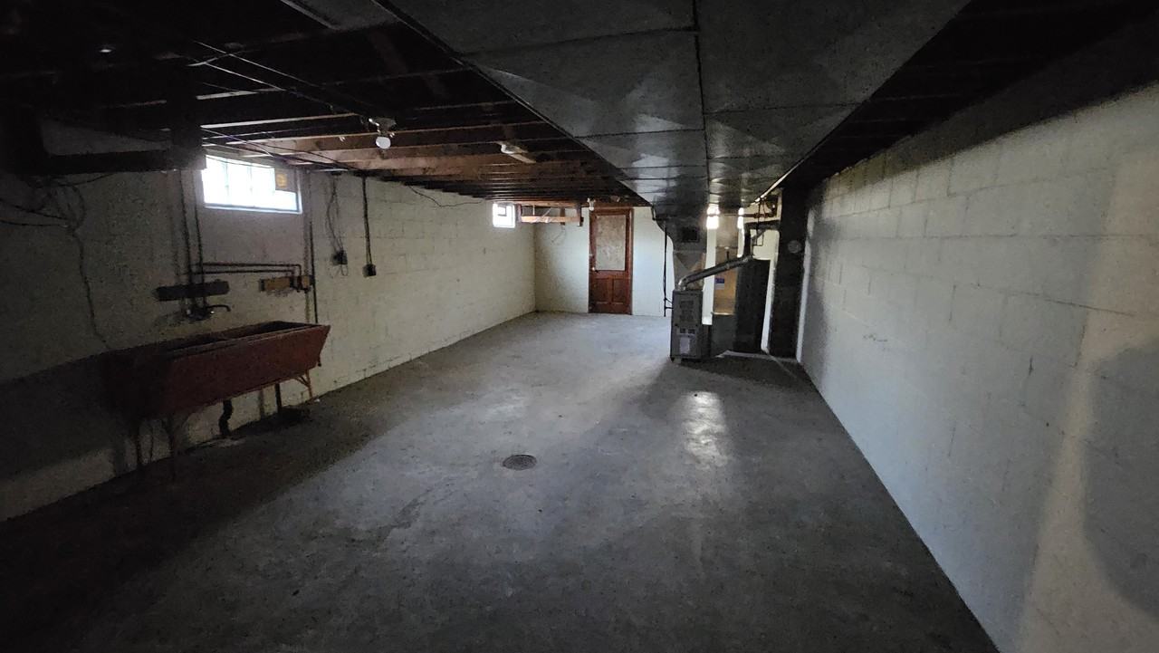 1629 Spring Ave Ne #NA - Photo 4 of 11