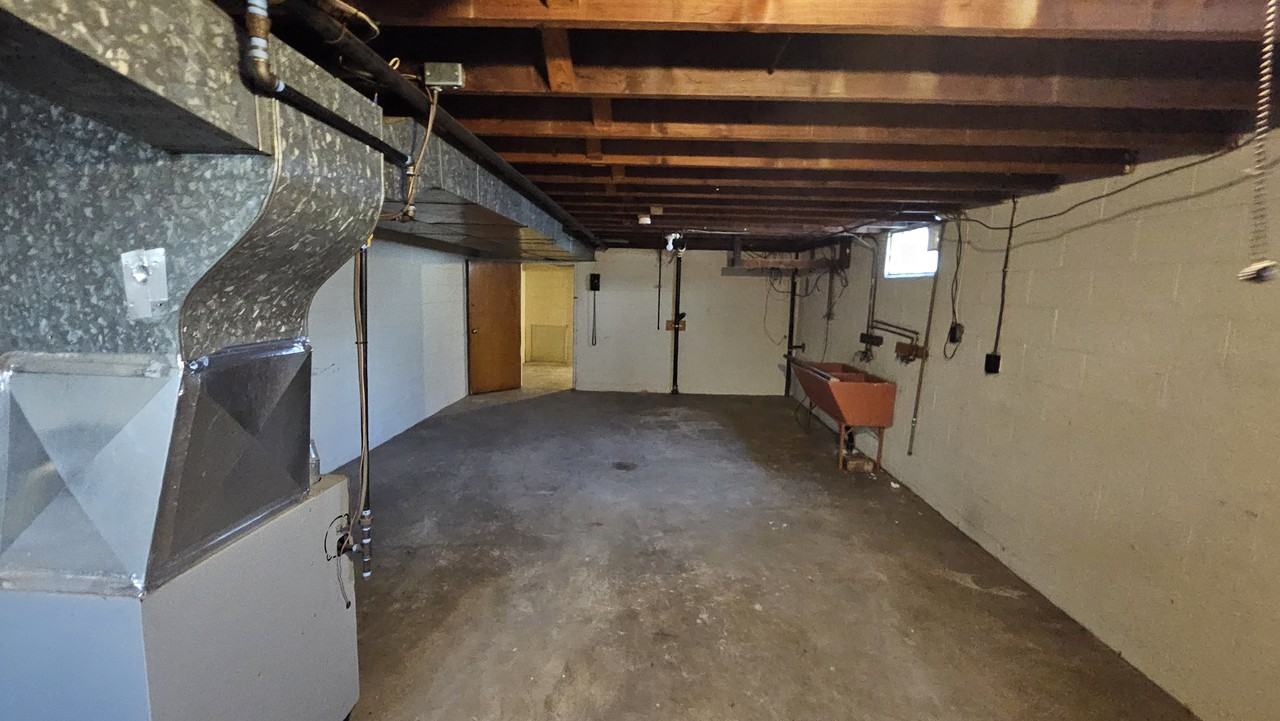 1629 Spring Ave Ne #NA - Photo 5 of 11