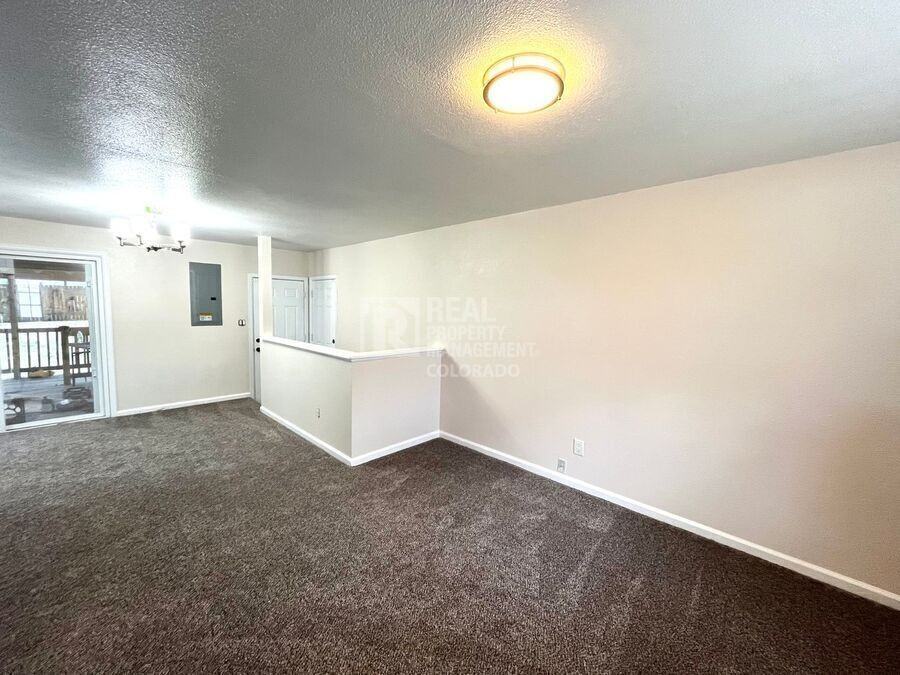 2046 Del Mar Dr - Photo 2 of 28