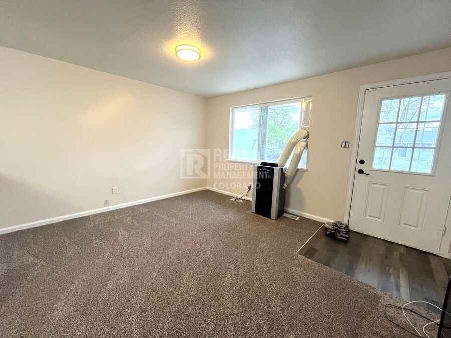 2046 Del Mar Dr - Photo 3 of 28