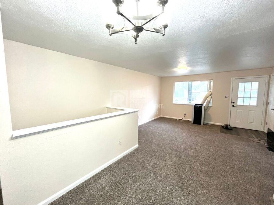 2046 Del Mar Dr - Photo 4 of 28
