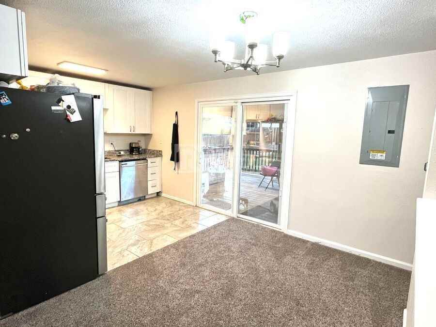 2046 Del Mar Dr - Photo 5 of 28