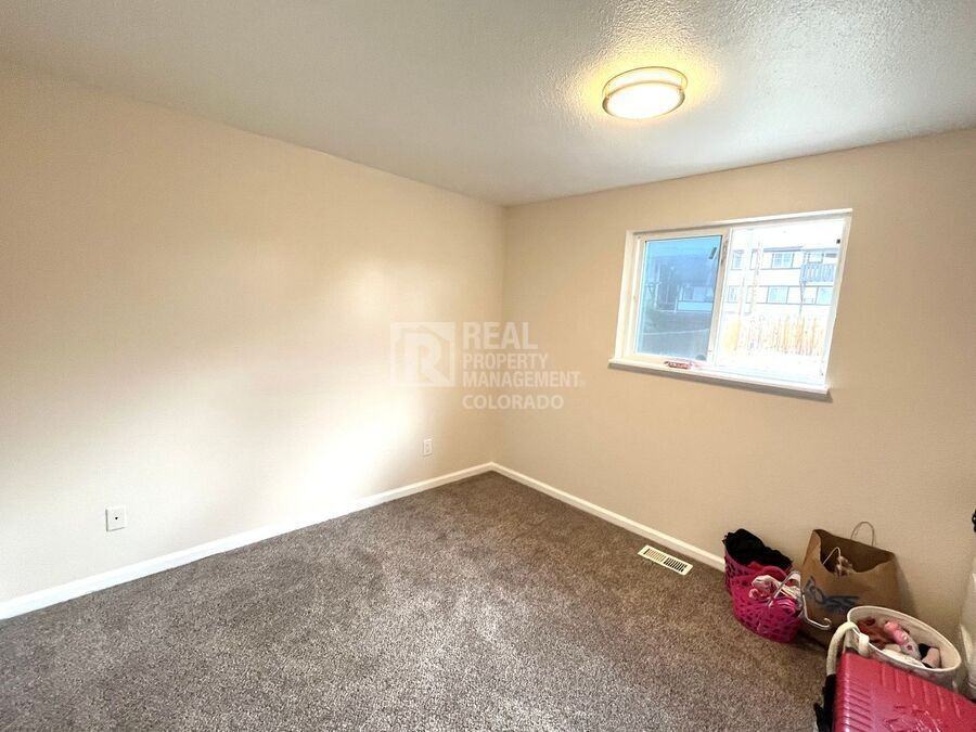 2046 Del Mar Dr - Photo 7 of 28
