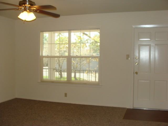 404 Neches St #G - Photo 3 of 14