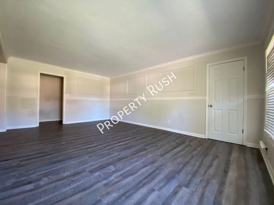 4726 Fairwood Ln - Photo 3 of 21