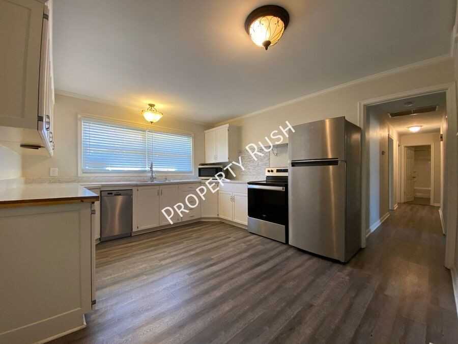 4726 Fairwood Ln - Photo 7 of 21
