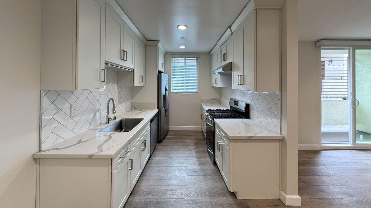 942 7th St #6 - Photo 2 of 14
