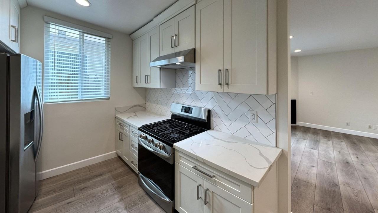 942 7th St #6 - Photo 3 of 14