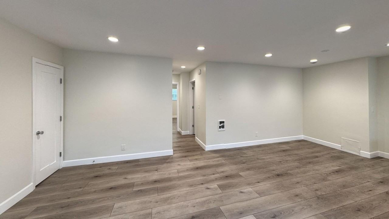 942 7th St #6 - Photo 4 of 14